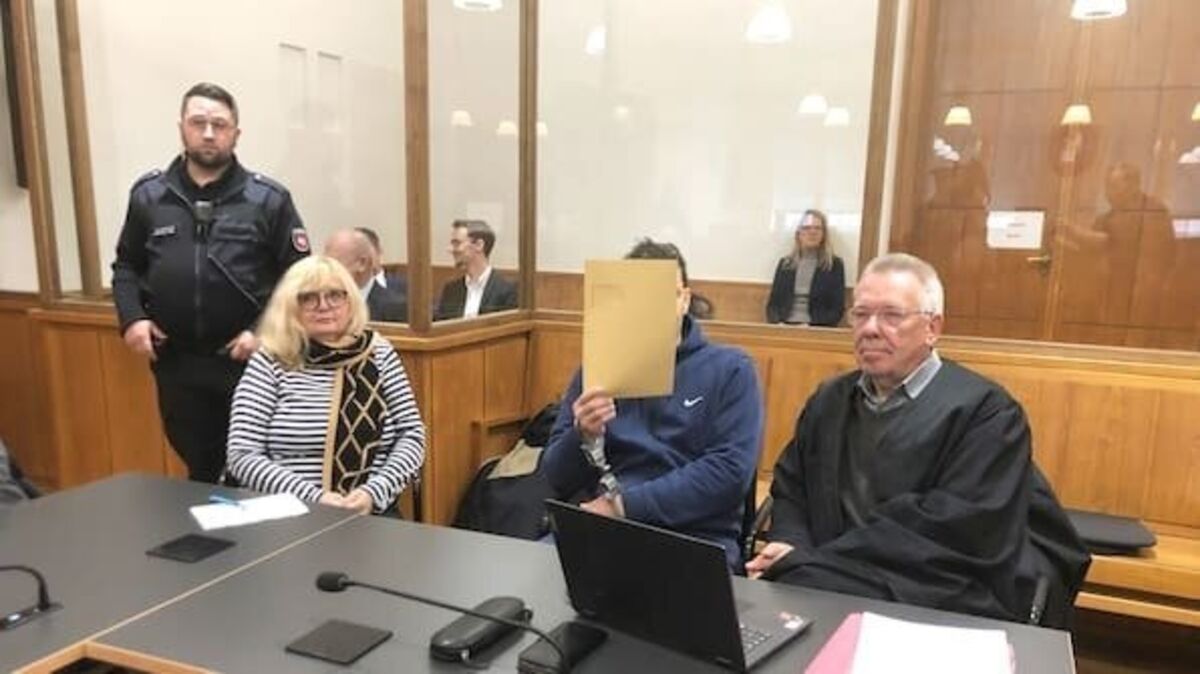 Einer der drei Angeklagten sitzt im Saal des Landgerichts Oldenburg. Neben ihm haben sein Rechtsanwalt Rainer Nitschke und eine Dolmetscherin Platz genommen. Foto: Lennart Stock/dpa