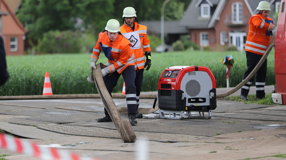Freiwillige Feuerwehrleute üben den Ernstfall. Foto: Grell