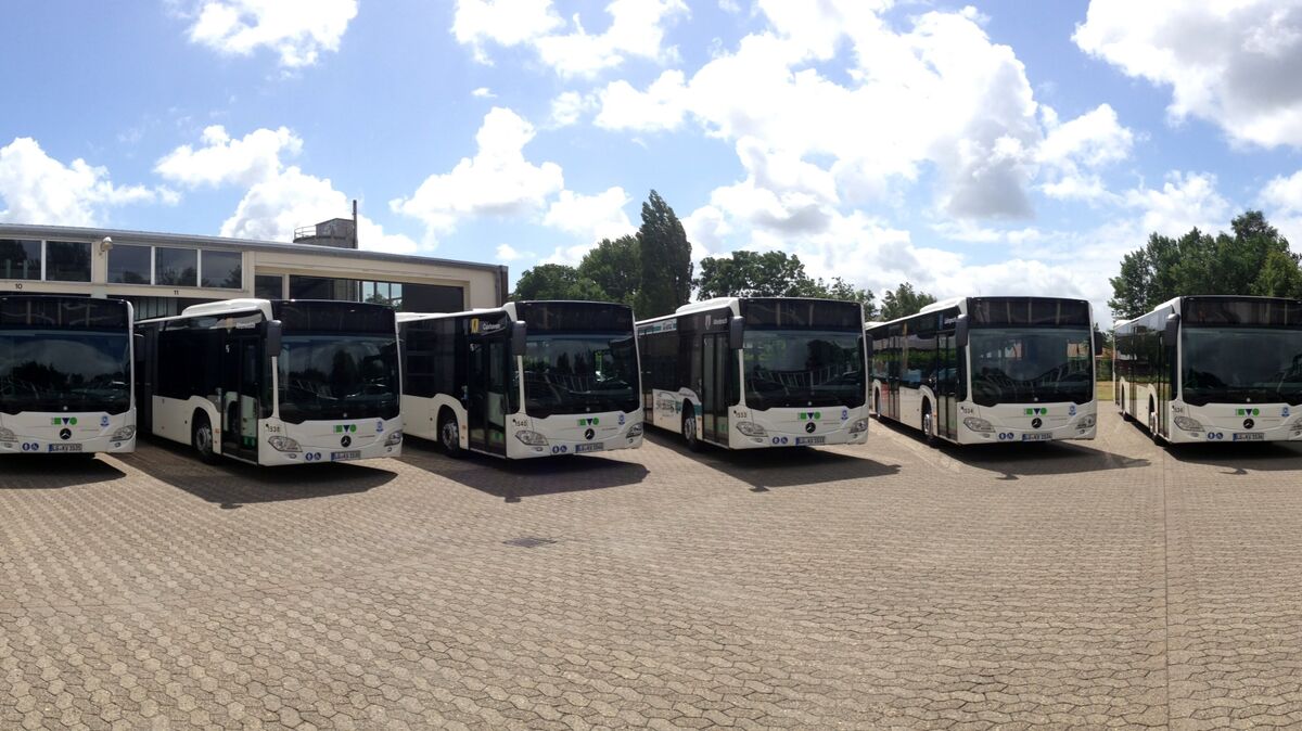 Busse stehen während des Streiks im öffentlichen Nahverkehr in Cuxhaven still und verdeutlichen die Auswirkungen auf die Schülerbeförderung. Foto: Koppe