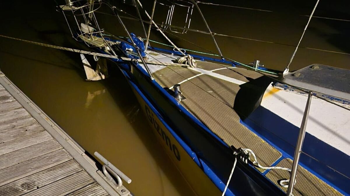 Das zehneinhalb Meter lange und drei Meter breite Boot sackt durch enormen Wassereinbruch über den Bug ab und droht zu sinken. Foto: Feuerwehr