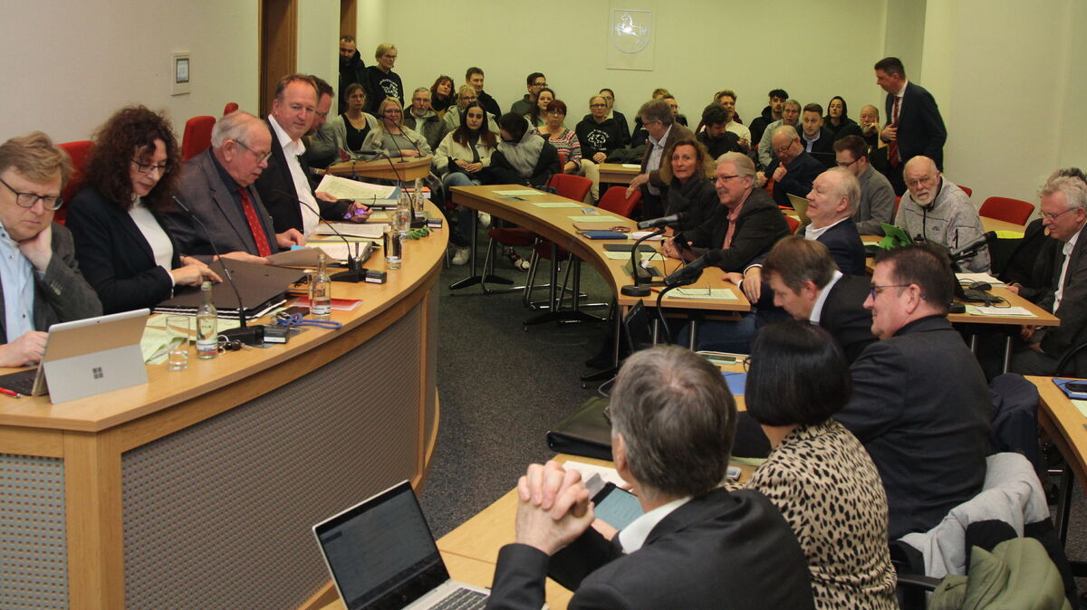 Oliver Ebken will das Verwaltungshandeln im Fall seiner Abberufung durch einen auf Ratsebene zu gründenden Sonderausschuss beleuchten lassen. Dem ehemaligen SPD-Ratsherrn geht es dabei insbesondere um die Frage, ob Oberbürgermeister Uwe Santjer (auf der Verwaltungsbank 4. v. l.) seine Neutralitätspflicht verletzt hat. Foto: Reese-Winne