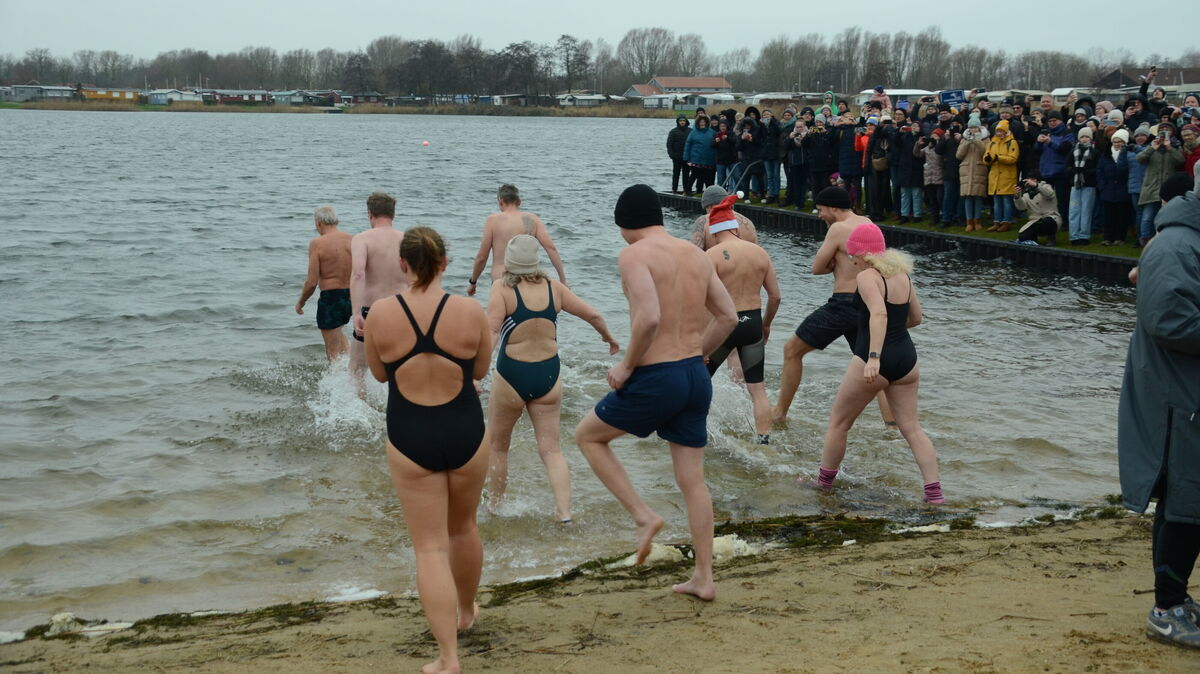 Viele Zuschauer waren schon vor einem Jahr beim Otterndorfer Badesee dabei, als sich Wagemutige in das kalte Wasser stürzten. Foto: Rohde