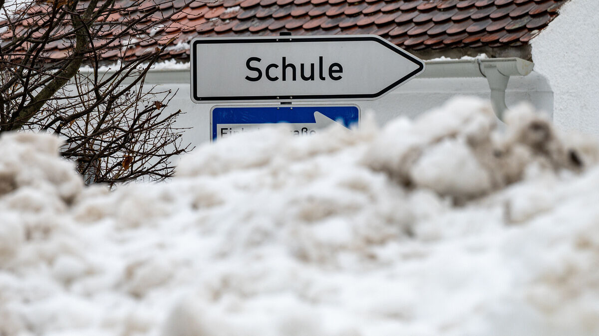 Auch Tage nach dem Wintereinbruch sind viele Nebenstraßen und Gehwege noch nicht sicher passierbar. Foto: Armin Weigel/dpa