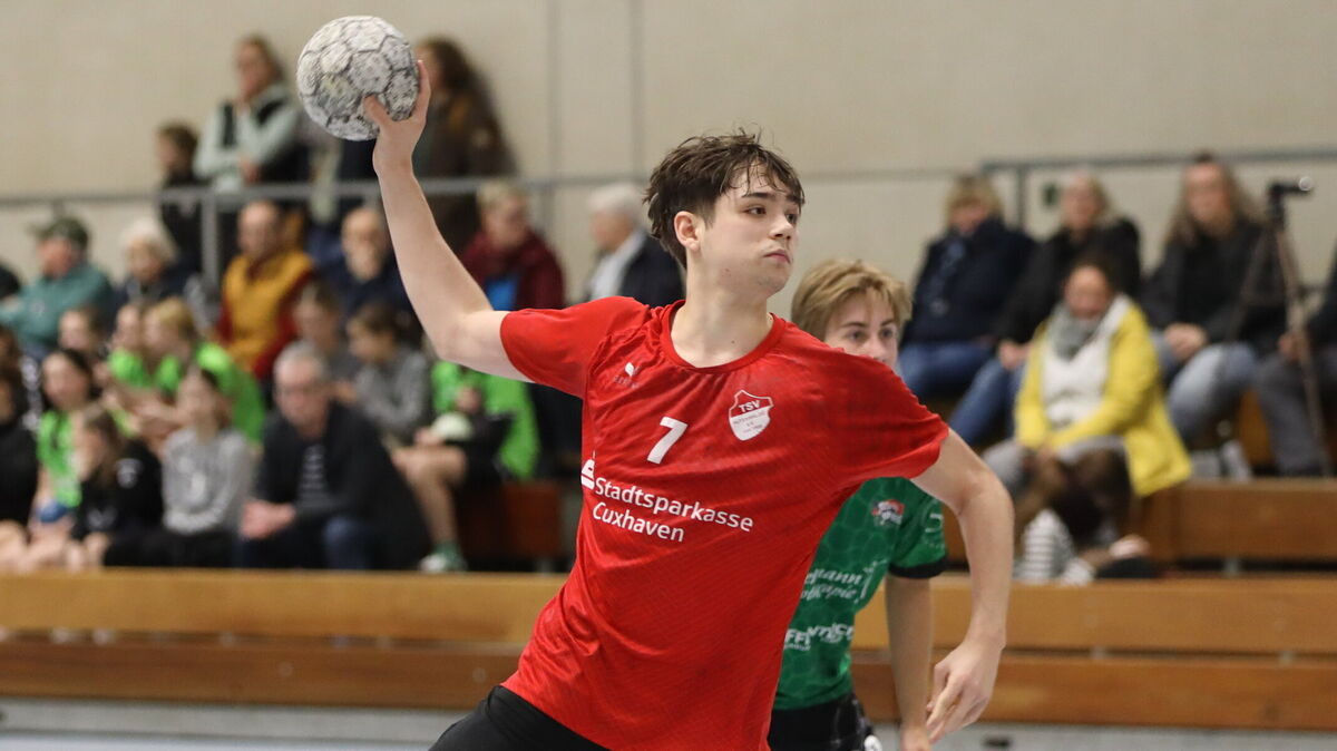 Finn Habich hat sich mit seinen 19 Jahren schon zum absoluten Führungsspieler beim TSV Altenwalde entwickelt - trotz Doppelbelastung. Foto: Unruh