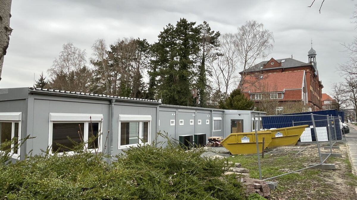 Das Äußere des Bauwerks lässt nicht unbedingt erahnen, wie hell und großzügig die Gruppenräume und die Mensa wirken. Foto: Reese-Winne