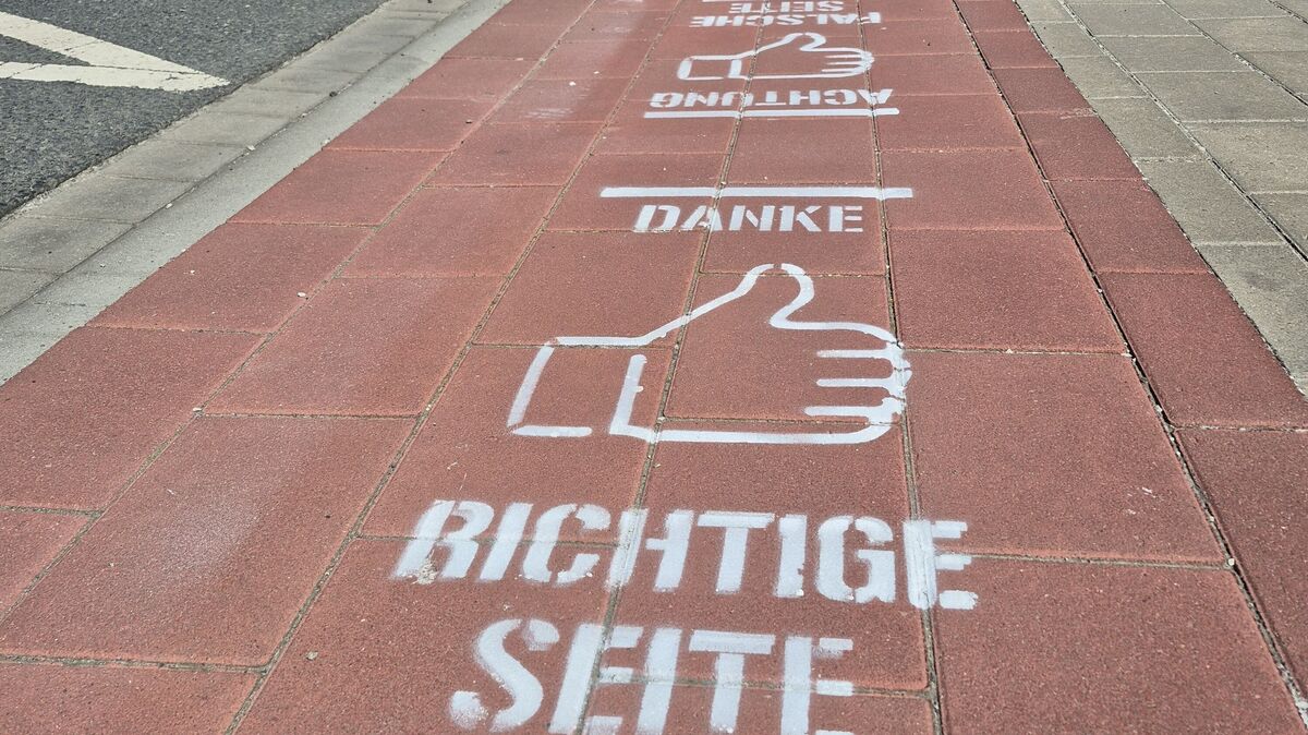 An mehreren Stellen im Stadtgebiet Cuxhavens weist das Präventionsteam auf den Radwegen auf die richtige Fahrtrichtung hin. Foto: Polizei