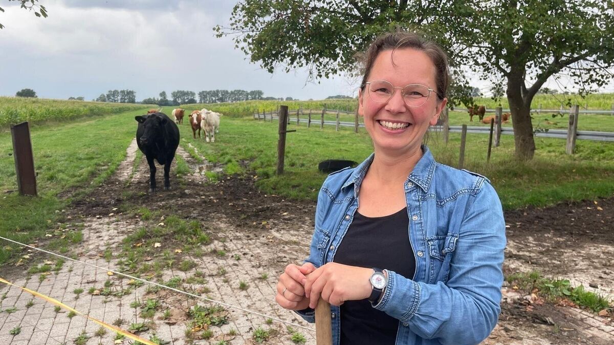 Rebecka Oellermann kann anpacken: Die Osterbrucherin ist Bio-Bäuerin aus Leidenschaft und vor fünf Jahren auf den elterlichen Hof zurückgekehrt. Foto: Kramp