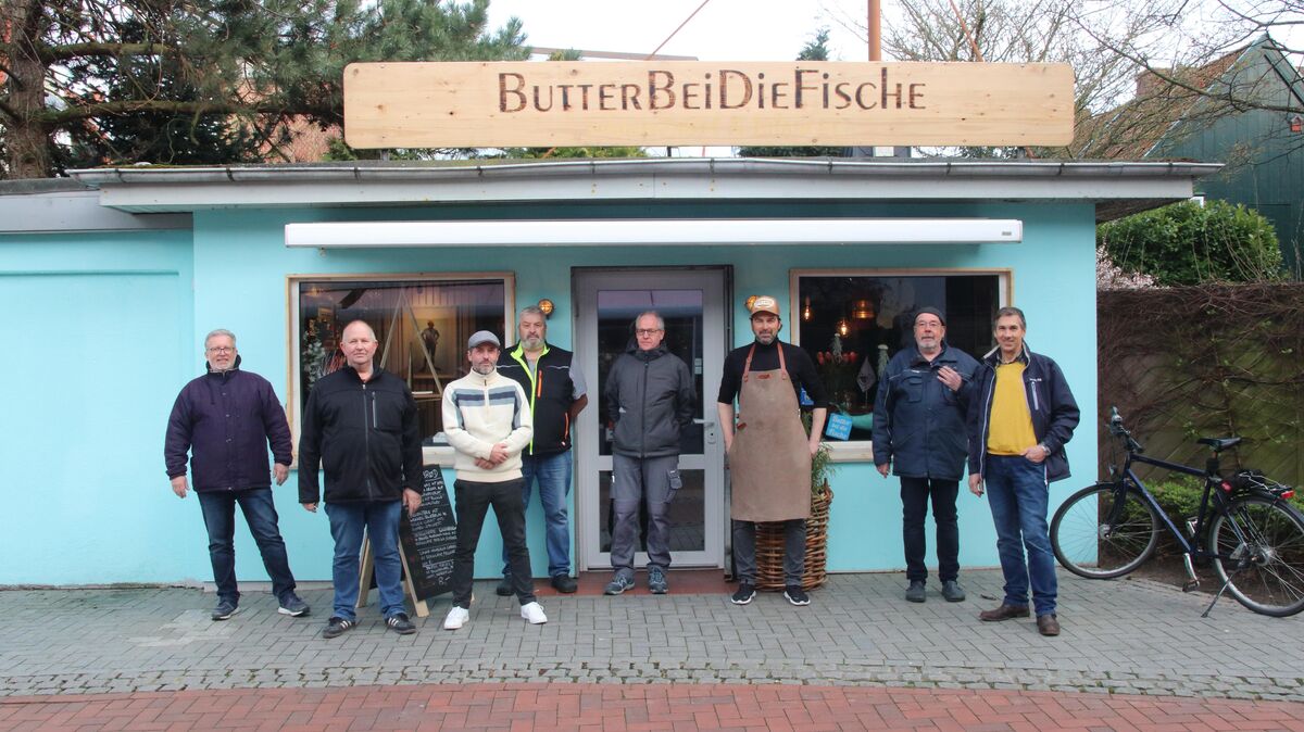 Die IG-Vorstandsmitglieder Manfred Frank und Stefan Hirschfelder mit den fachlich versierten Helfern und dem neuen Pächter Jens Andres-Koennecke (3. v. r.). Foto: Koppe