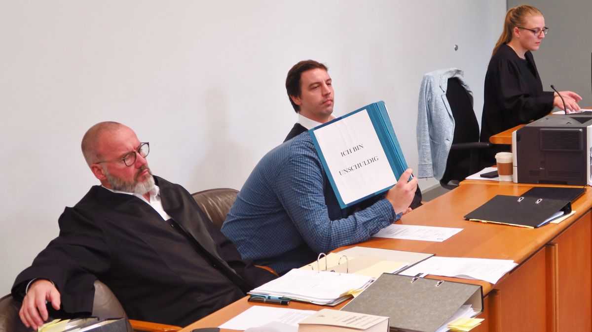 Auch die Fortsetzung des Missbrauchsprozesses gegen einen 46-jährigen Sozialpädagogen aus dem Raum Kaltenkirchen fand am Montag vor der Jugendkammer mit dem Vorsitzenden Richter Stefan Becker großes mediales Interesse. Foto: Thomas Geyer