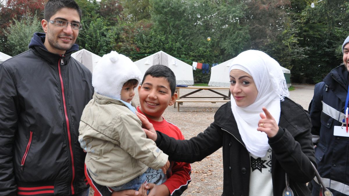 Vor fünf Jahren: Hadil Abu Qasem (r.) und Amer Mawed mit den beiden Kindern weiterer Campbewohner. Foto: Kramp