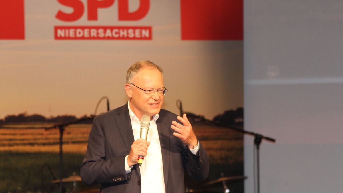 Auf Angst und Unsicherheit müsse schnell Vertrauen folgen, stellte Ministerpräsident Stephan Weil (SPD) bei seinem Wahlkampfauftritt in der Kugelbake-Halle fest und versicherte: "Wir wissen, wie man Krisen bewältigt." Foto: Reese-Winne