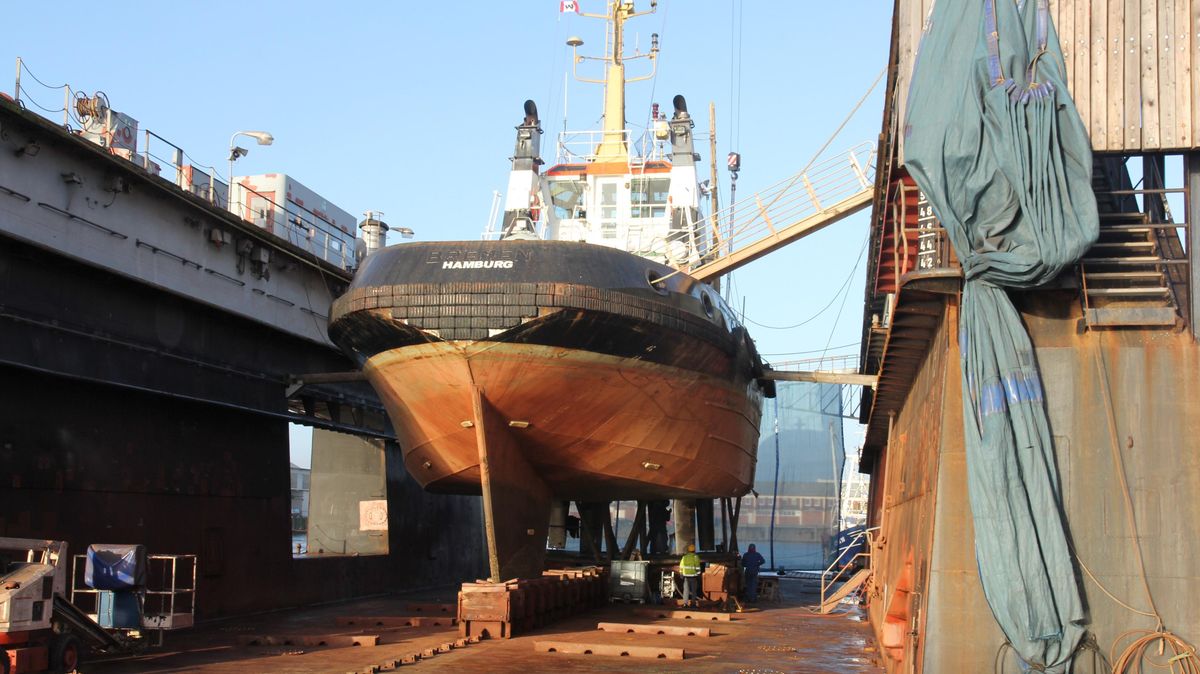 Unter dem Namen "Stier" war der von der Reederei Taucher Otto Wulf in Cuxhaven erworbene Schlepper jahrelang im Einsatz. Jetzt wird das Schiff, das künftig unter dem Namen "Wulf 5" fahren wird, im Trockendock von Empting grundüberholt. Foto: Sassen