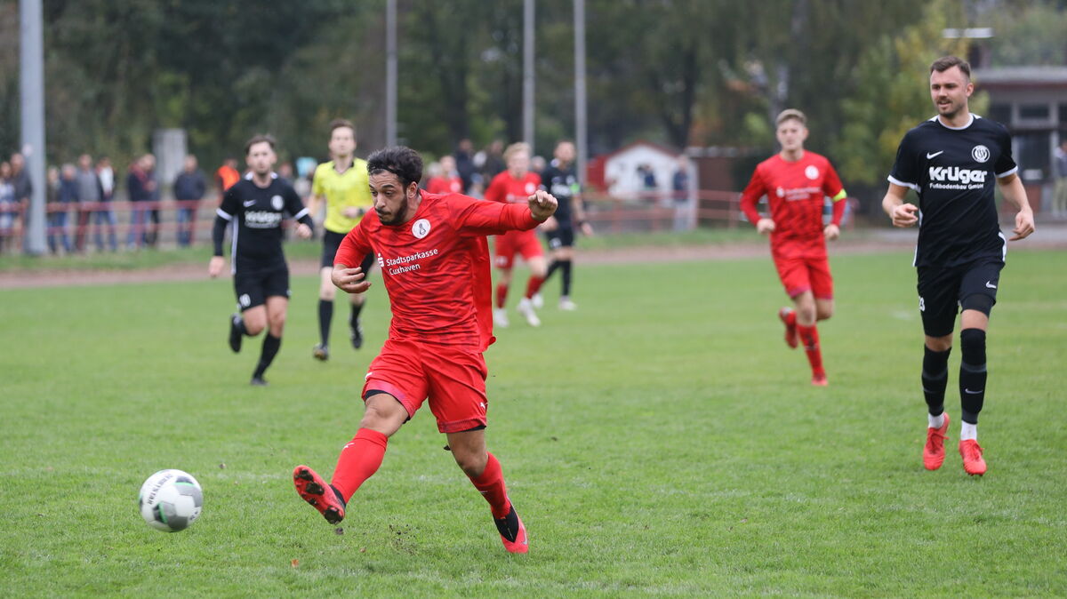 Damian Curras-Fonseca schoss das 1:0 für Rot-Weiss Cuxhaven, hatte die Chance die Führung auszubauen und verletzte sich kurze Zeit später schwer. Foto: Unruh