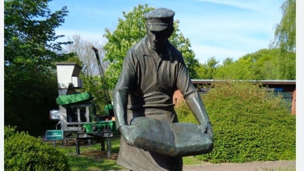 Der "Zementpacker" von Frijo Müller-Belecke stand im Außengelände des Hemmoorer Zementmuseums. Foto: Stadt Hemmoor