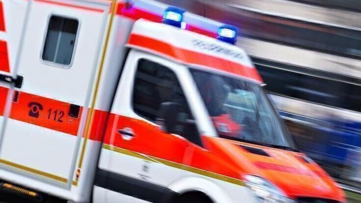 Mit einem Rettungswagen wurde der Motorradfahrer ins Krankenhaus gebracht. Foto: dpa