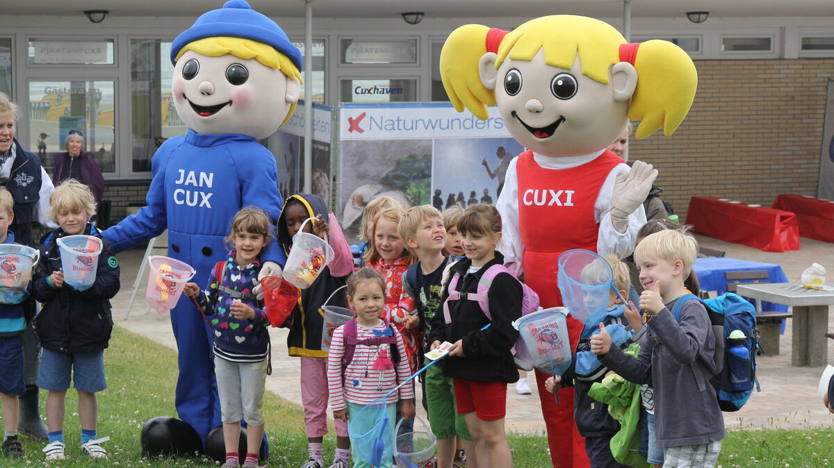Besonders bei Kindern beliebt sind die sogenannten Walking Acts von Jan Cux und Cuxi. Die Maskottchen sind fester Bestandteil von Festen und größeren Veranstaltungen in Cuxhaven. Archivfoto: Reese-Winne