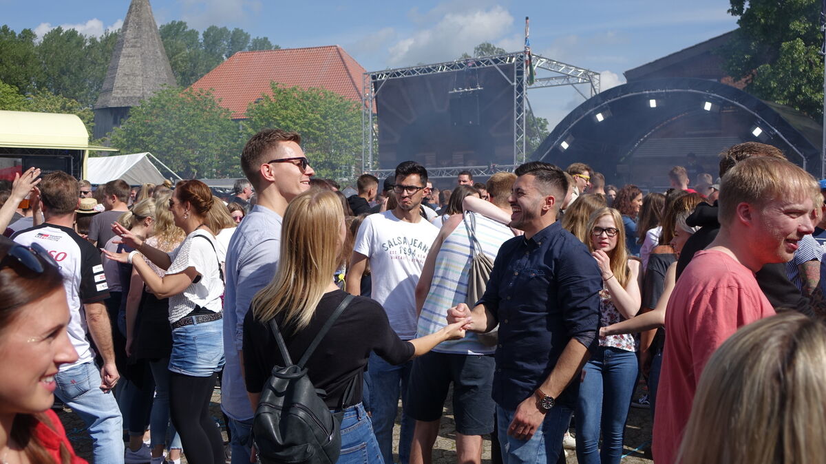 Beim Pfingstfrühtanz in Steinau werden wieder viele Menschen zusammenkommen. Rund 5000 Besucherinnen und Besucher waren es im vergangenen Jahr. Foto: Konken