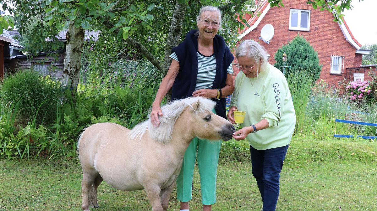 Pferdebesitzerin Sonja Weidhase und ihre Freundin Renate Heins (rechts) verstehen nicht, warum das Mini-Shetlandpony Fritzi nicht mehr an den Grünstrand der Grimmershörnbucht darf. Foto: Mangels