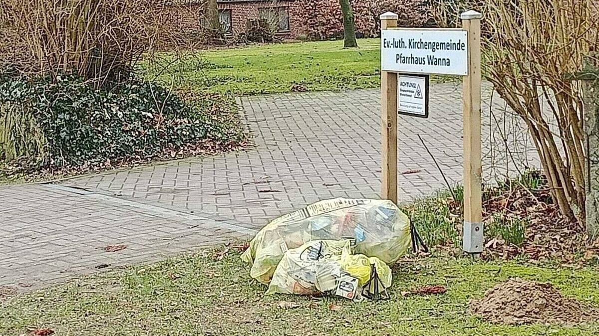 Unter anderem vor dem Pfarrhaus in Wanna blieb der Müll tagelang liegen. Foto: Schröder