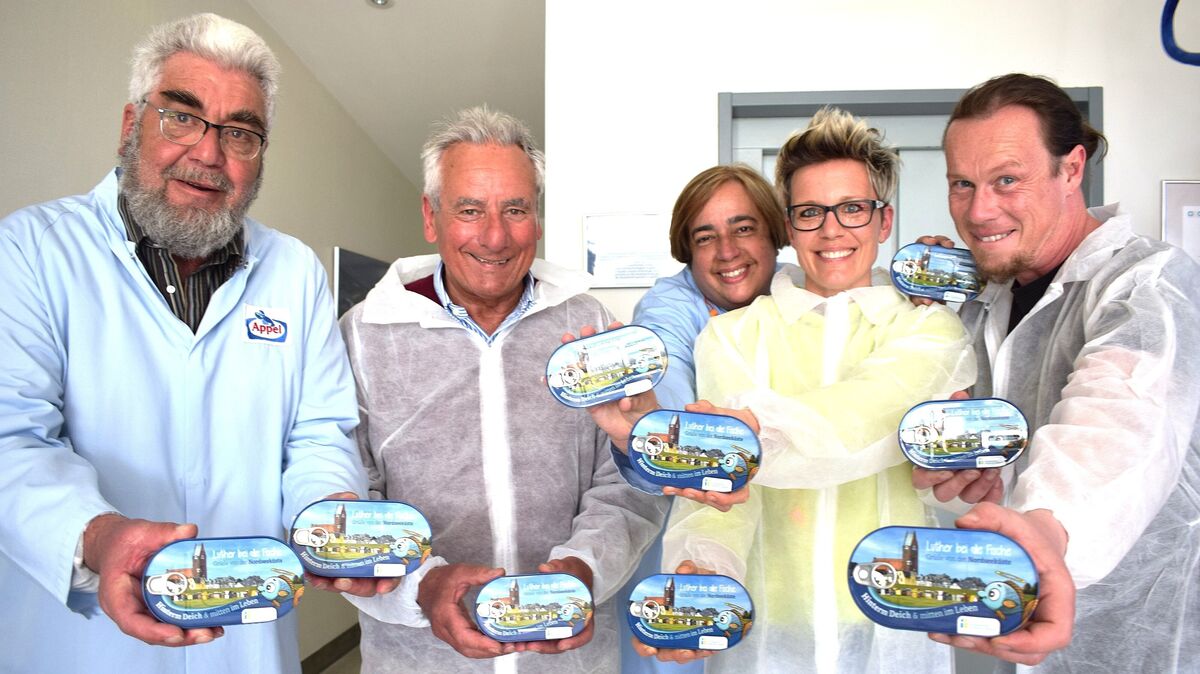 Präsentieren bei Appel Feinkost stolz und fröhlich das originelle Ergebnis gemeinschaftlicher Bemühungen (von links): Heiko Jöllenbeck vom Förderverein St. Petri Cuxhaven, Kirchenvorstand Dr. Frank Oehne, Pastorin Martina Weber sowie Grafik-Designerin Katja Stock und ihr Lebensgefährte Stefan Käßner. Foto: Kirchenkreis/Schoener
