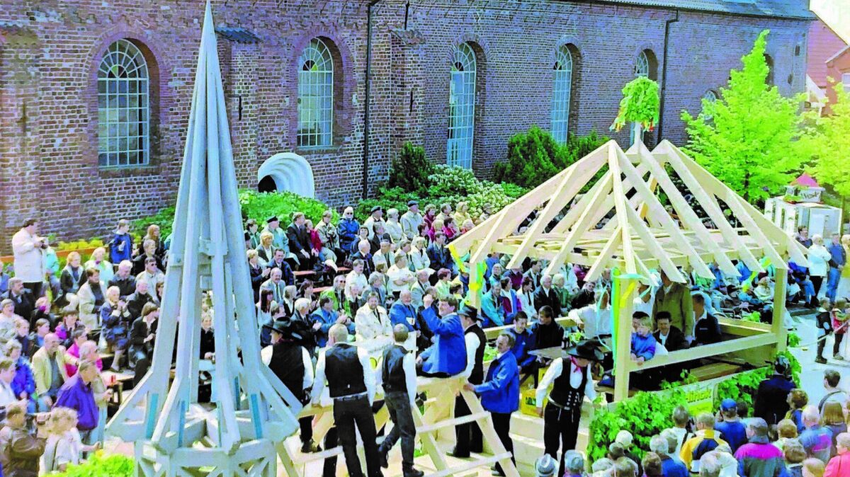 Der Umzug durch Otterndorf zum 600-jährigen Stadtjubiläum im Jahr 2000 mit dem Wagen der Zimmerleute, die fröhlich Richtfest feierten. Foto: Nikolaus Ruhl