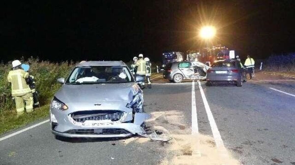 Kurz vor dem Wesertunnel: Drei Fahrzeuge kollidieren nach einem verbotenen Wendemanöver. Foto: Polizei Cuxhaven