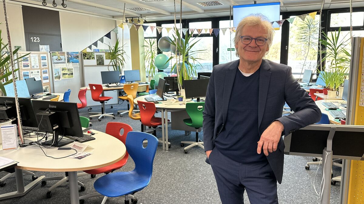 Manfred Runge im Selbstlernbereich der BBS Cuxhaven - einem Bereich, der ziemlich gut zu seinen Vorstellungen zeitgemäßen offenen Lernens passt. Foto: Reese-Winne