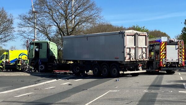 Tödlicher Unfall im Kreis Cuxhaven: Autofahrer stirbt nach Kollision mit Lastwagen