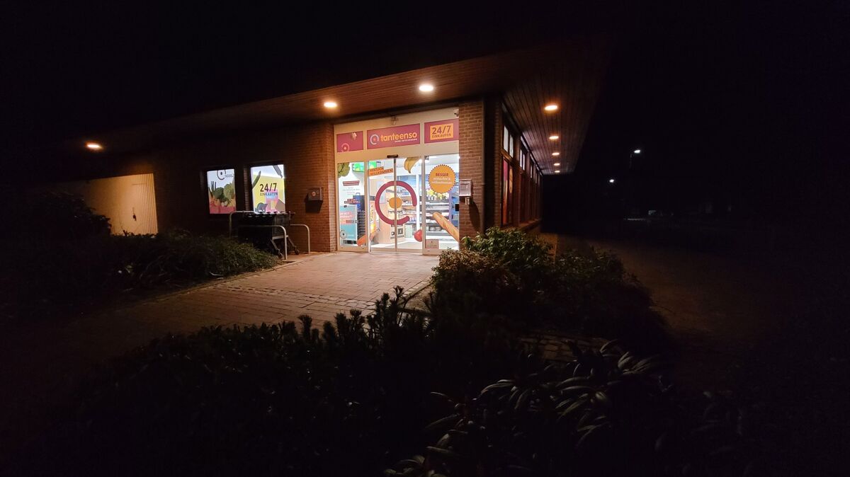 Der Dorfladen "Tante Enso" in Ihlienworth bei Nacht: Schauplatz einer monatelangen Diebstahlserie, die nun ein gerichtliches Nachspiel fand. Foto: Mangels