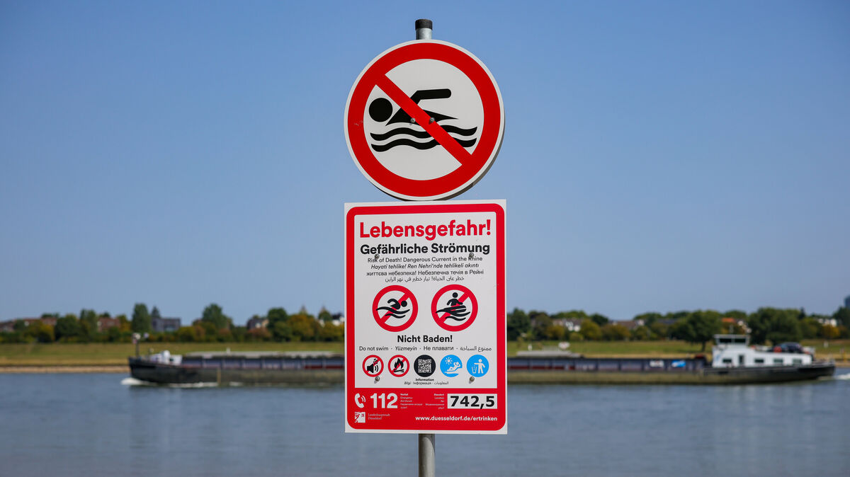 Die DLRG ist auf Seen und Flüssen im Einsatz, um Menschen in Not zu retten. Nach mehreren tödlichen Badeunfällen warnt sie vor Selbstüberschätzung und mangelnder Schwimmfähigkeit. Foto: Christoph Reichwein/dpa