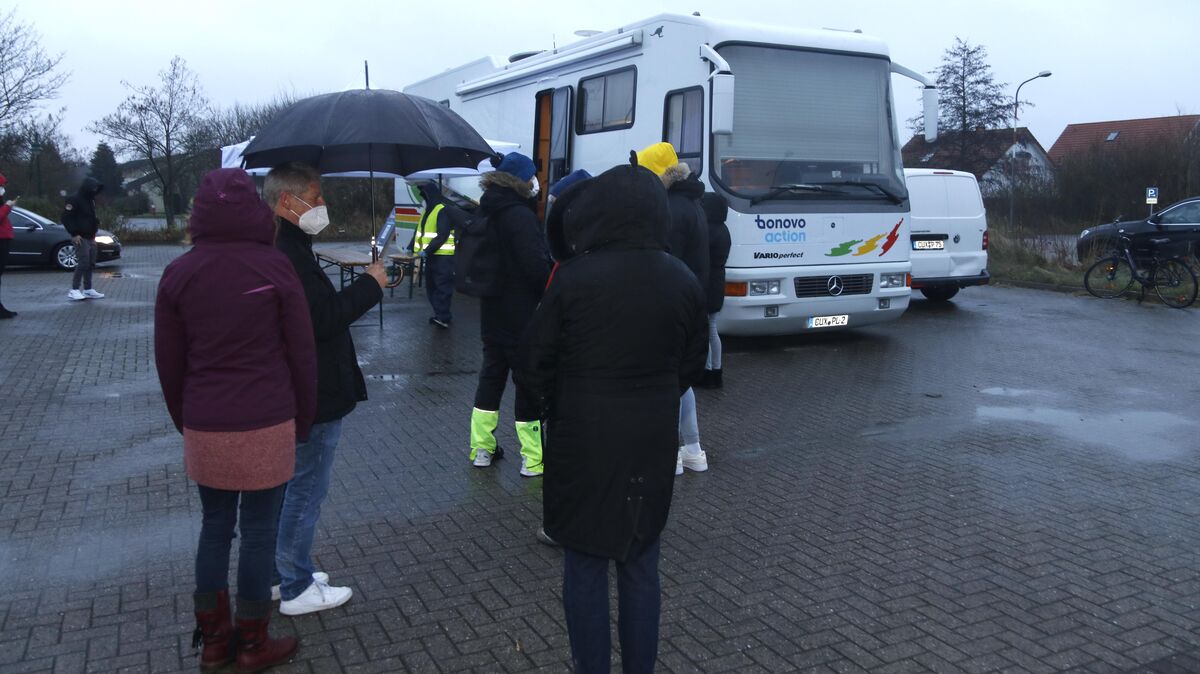 Auf dem Parkplatz am Cuxhavener Kreishaus reihte sich am Freitagnachmittag auch der ein oder andere Wochenendurlauber in die Schlange der Testwilligen ein. Foto: Koppe