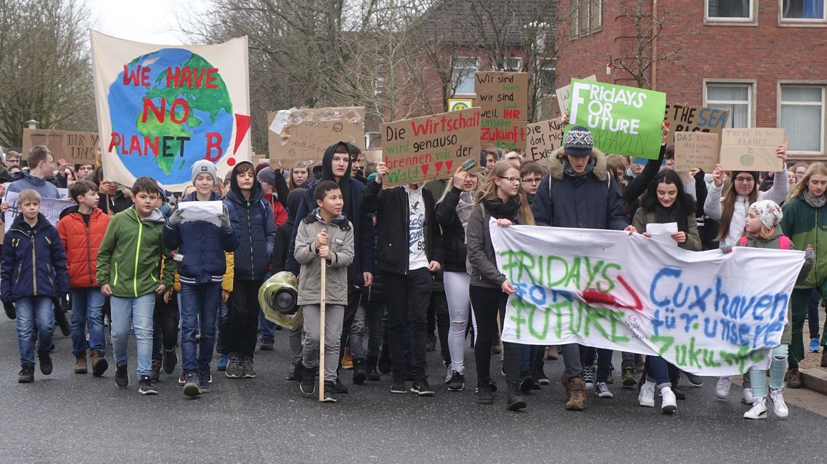 Die Schüler marschierten zu Fuß zum Kaemmererplatz. Foto: Demski