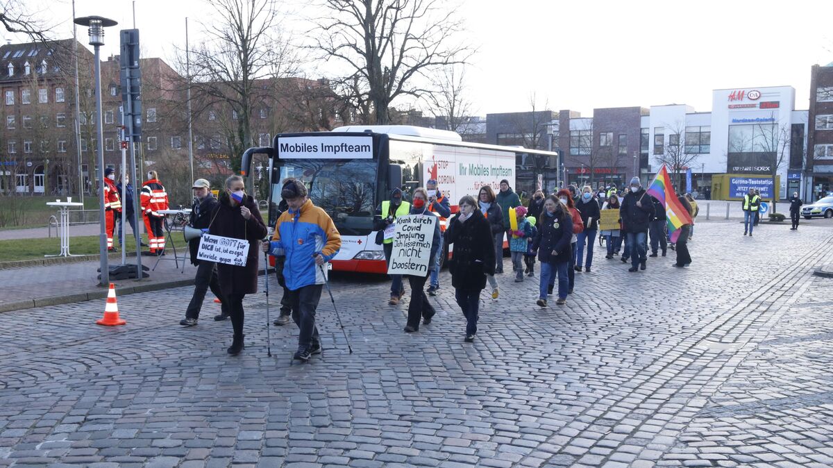 Die sogenannten "Sonntagsspaziergänger" (hier ein Archivbild aus dem Monat März) beließen es am vergangenen Sonntag nicht dabei, durch Innenstadtstraßen zu ziehen. Dass sie durch die Grimmershörnbucht defilierten, stieß mindestens einem Gast übel auf. Foto: Koppe