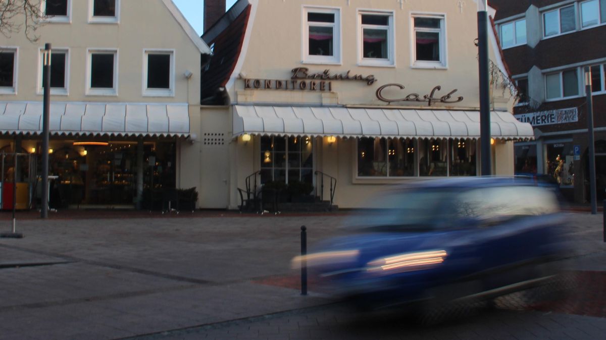 Wie geht es weiter mit dem Otterndorfer Traditionscafé Brüning? Inhaber Olaf Brüning will den Betrieb zum Jahresende aufgeben. Springt die Stadt als Café-Retter ein? Die politische Diskussion zu dieser Frage ist kontrovers. Foto: Mangels