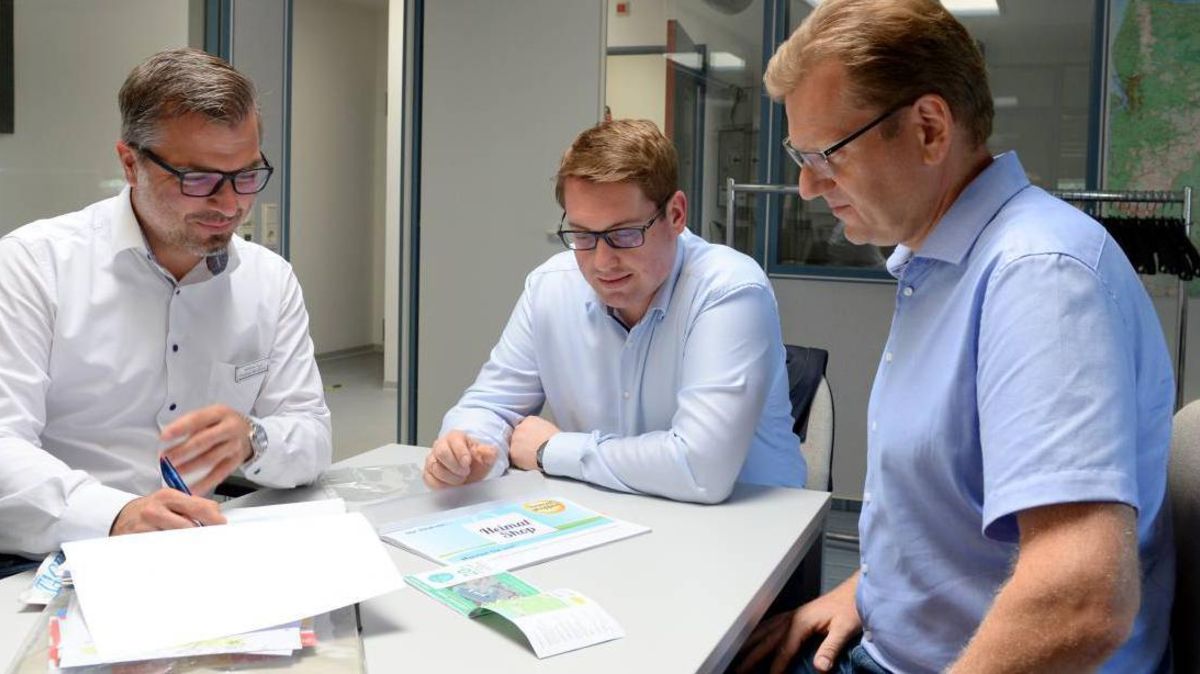 Torsten Wienberg, Frank Steffens und Michael Diehr (von links) sind mitten in den Planungen für ein Gutscheinheft anlässlich der Aktion Heimatshoppen im September. Foto: Schult