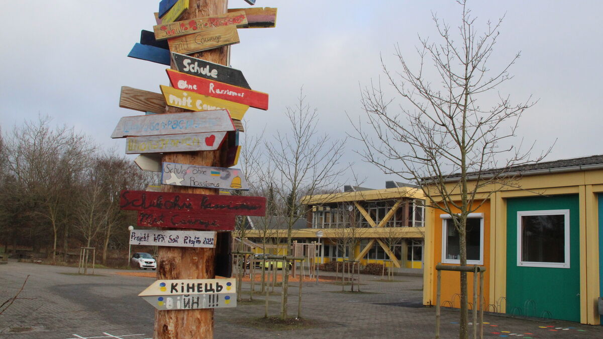 Für "Schule ohne Rassismus mit  Courage" steht die OBS Cadenberge  - und zeigt dies deutlich am Eingang.  Am Mittwoch kam es in der Schule zu einer gewalttätigen Auseinandersetzung. Foto: Kramp