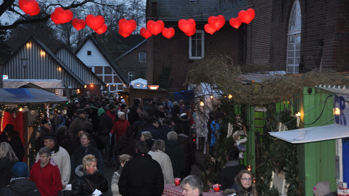 Gute Tradition und Markenzeichen: Die leuchtenden roten Herzen über dem Oberndorfer Kirchplatz werden auch beim 44,. Weihnachtsmarkt für stimmungsvolles Licht sorgen. Archivfoto: Kramp