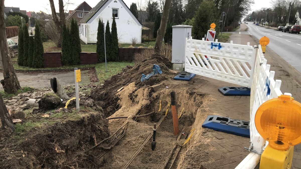 Blick auf die Baugrube zwischen Franzenburger Weg (l.) und Hauptstraße. Foto: Reese-Winne