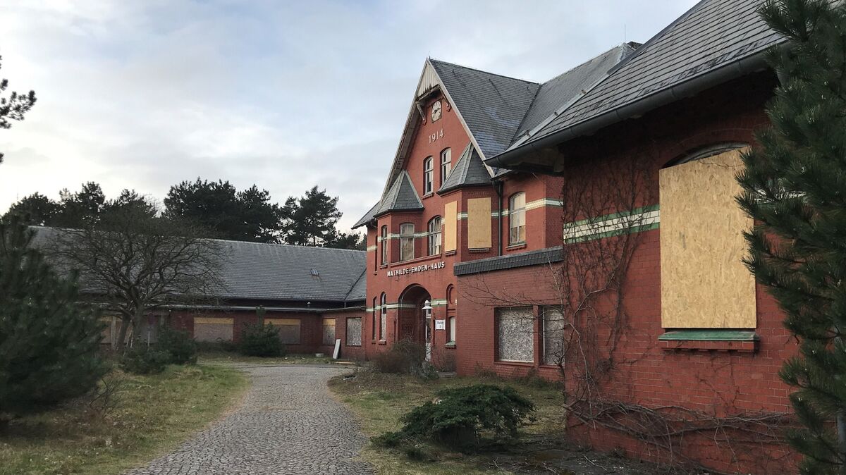 Die von der Helios-Klinik Cuxhaven vorgenommenen Sicherungsmaßnahmen vor allem für das Mathilde-Emden-Haus genügen zur Zeit den Vorgaben der Denkmalschutzbehörde. Foto: Reese-Winne