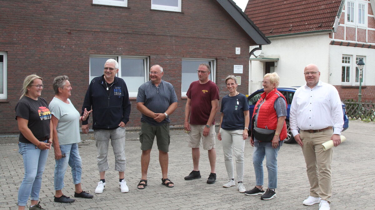 Nicht nur, wenn es um den Erhalt der Hausarztpraxis geht, stehen die Institutionen in Groden Seite an Seite: Mit dem Versprechen eines intakten Dorflebens wollen sie Niederlassungswillige begeistern. Rechts Jürgen von Ahnen von der Agentur für Wirtschaftsförderung. Foto: Reese-Winne