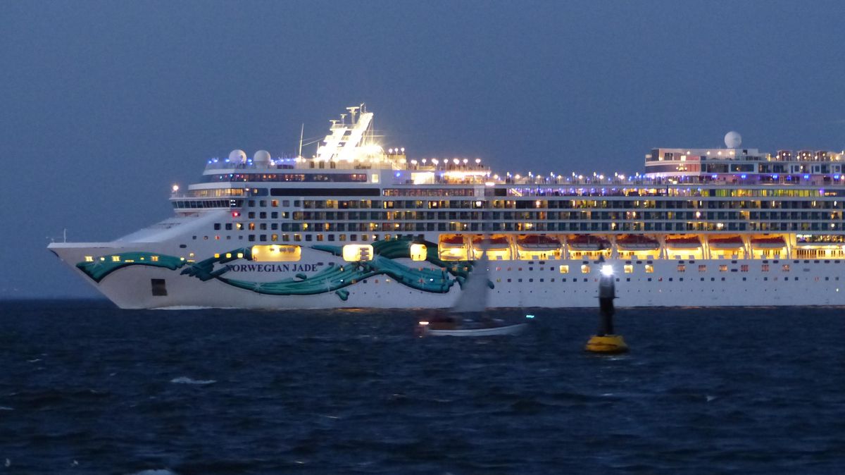 Fahren Kreuzfahrtschiffe, wie hier die "Norwegian Jade" bald nicht mehr nur an Cuxhaven vorbei, sondern machen sie auch bald an der Elbmündung fest? Derzeit gibt es solche Pläne. Foto: Reese-Winne