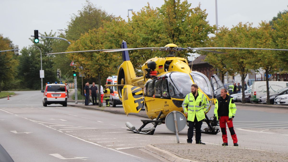 Zahlreiche Einsatzkräfte waren vor Ort. Die Polizei sperrte die Straße. Foto: Tiedemann