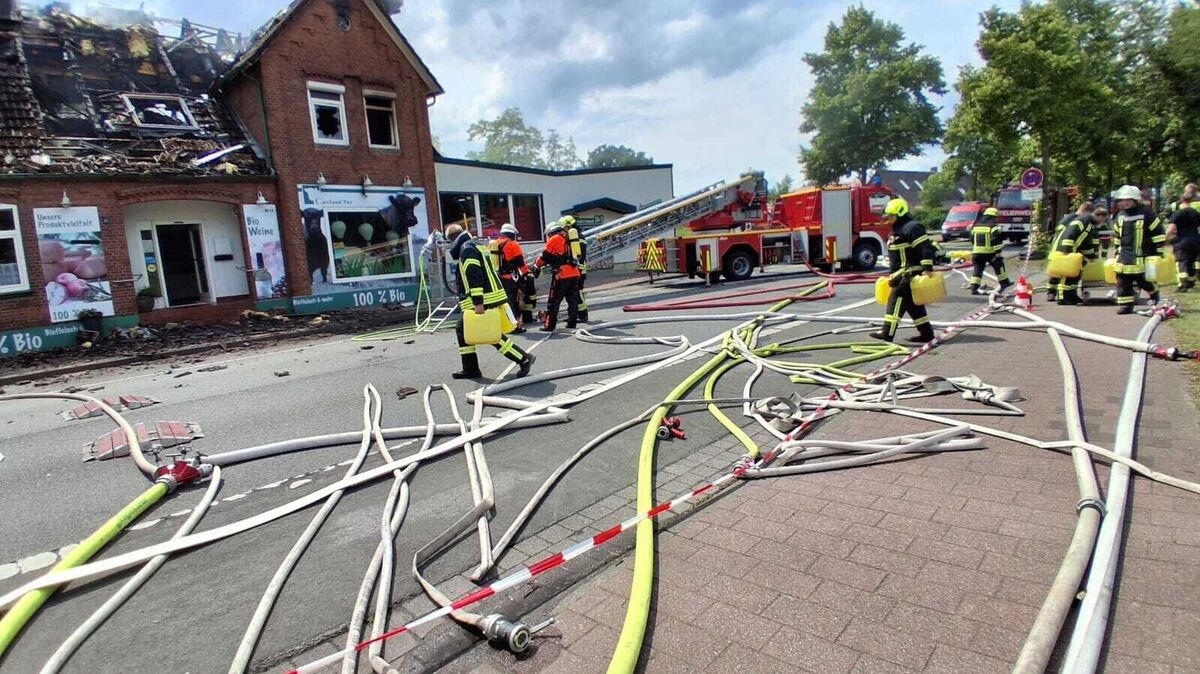 Wo sonst Autos rollen, verliefen Schläuche – die B73 war deshalb über 24 Stunden gesperrt. Foto: Jürgen Lange