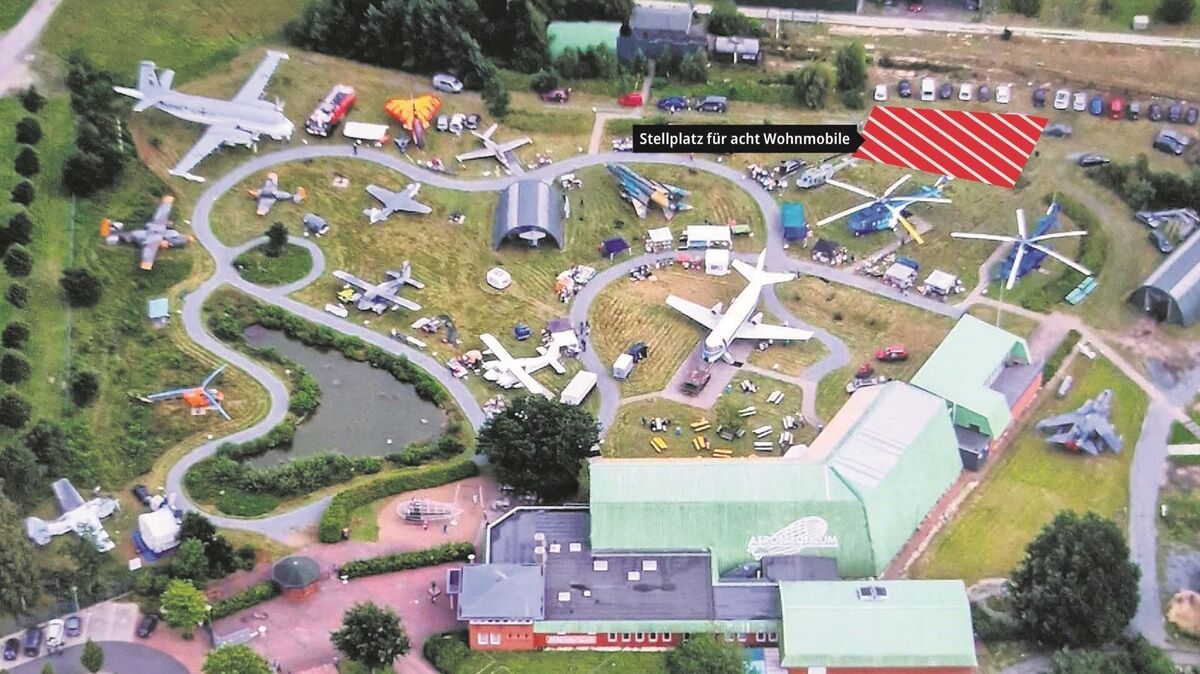 Das Aeronauticum in Nordholz ist eine heiße Adresse für alle Wohnmobil-Liebhaber. Hier kann man inmitten von 20 historischen Flugobjekten campen. Foto: Aeronauticum, NZ Grafik