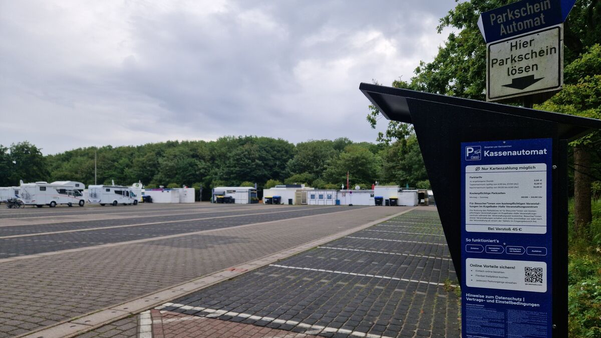 Digitaler Einstieg: Der neue Parkautomat auf dem Döser Messeplatz erfasst das Kennzeichen automatisch – Schranken oder Tickets sind passé.