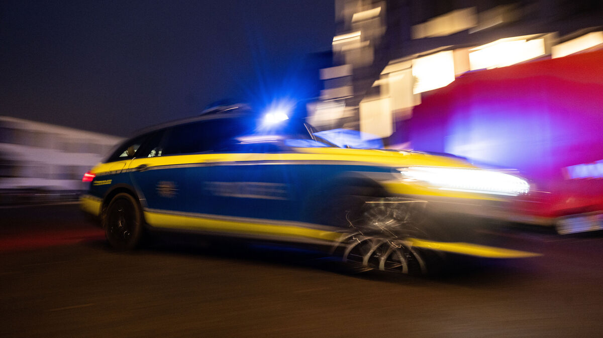 Die Streifenwagenbesatzung gab dem Autofahrer ein Signal, dass er dem Polizeiauto folgen soll. Symbolfoto: Marijan Murat/dpa