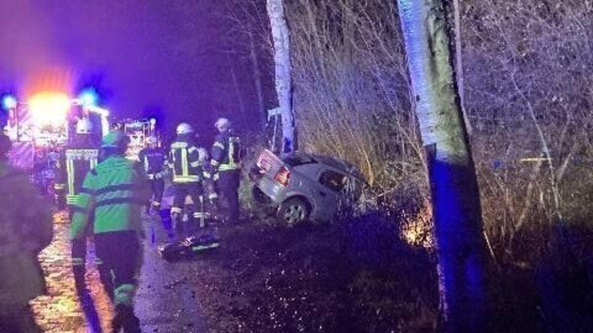 Einsatzkräfte der Polizei Cuxhaven sichern die Unfallstelle auf der L118 bei Neuenkirchen. Foto: Polizei Cuxhaven