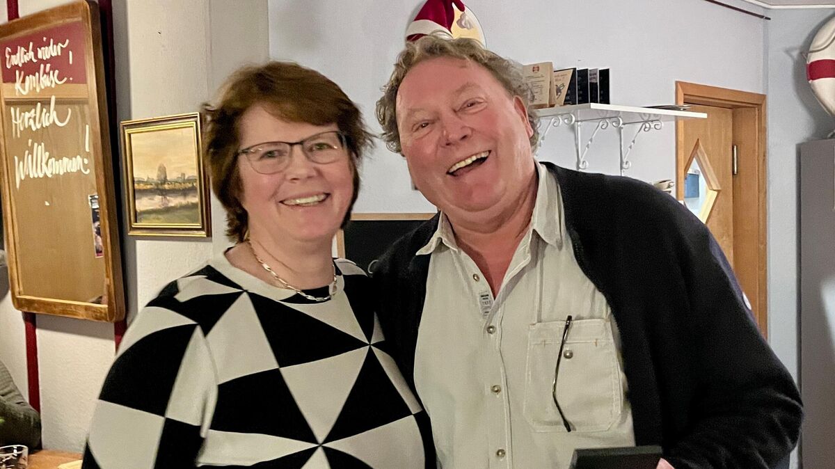 Uwe Mählmann wurde für sein Engagement in Oberndorf von Bürgermeistern Anne Cunow ausgezeichnet. Foto: Anthony Riecke