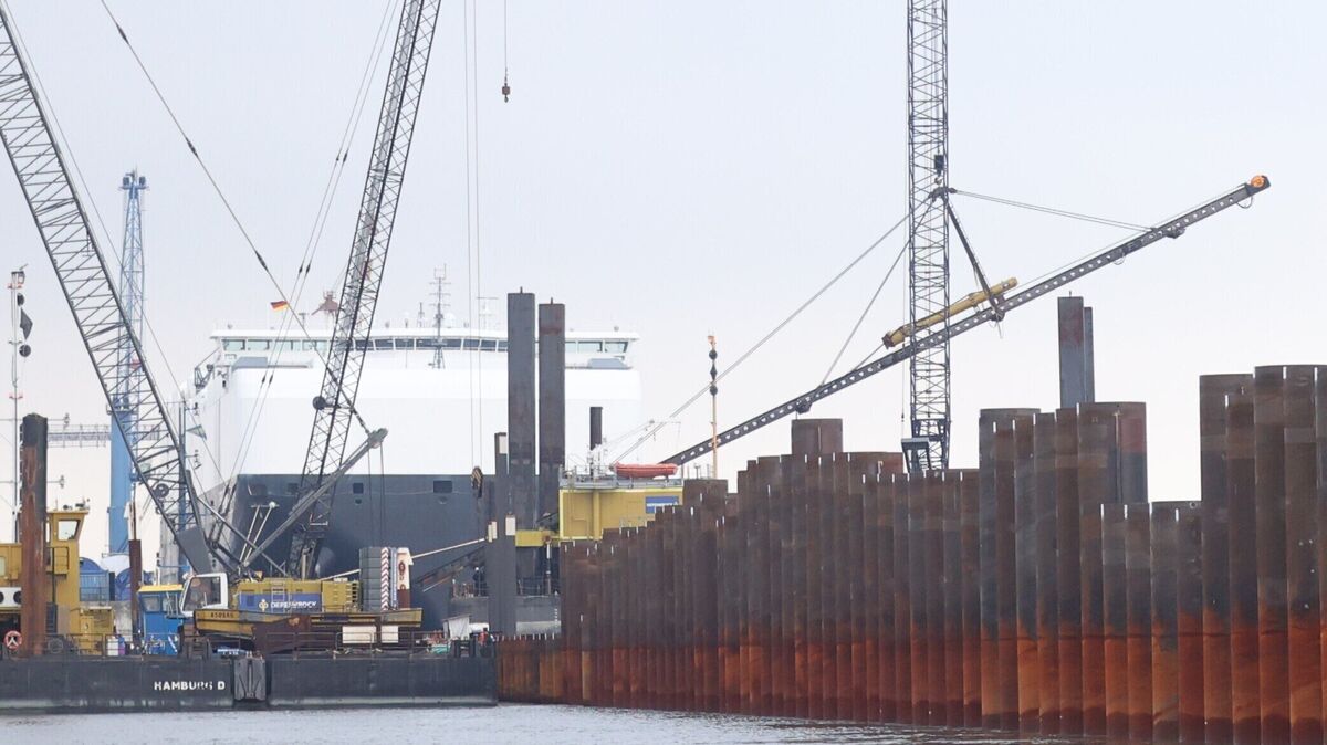 Rechts im Bild erkennbar: Die neue Spundwand, die durch 427 Schräg- und ebenso viele Vertikalpfähle stabilisiert wird. Am 6. Februar 2025 hatte die Bauherrin Niedersachsen Ports (NPorts) die Arbeiten für den Liegeplatzbau mit einem symbolischen ersten Rammschlag begonnen. Gut ein Jahr später steht die künftige, 1,25 Kilometer lange Kailinie. Foto: Larschow
