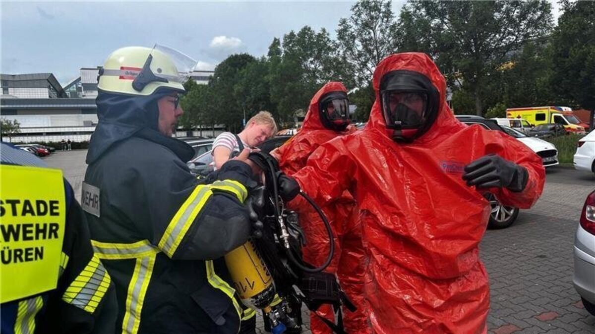 Die Spezialkräfte treffen in Stade Vorbereitungen für ihren Einsatz. Foto: Richter